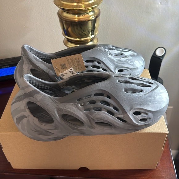 Yezzy Foam RNR size 11 - Picture 5 of 5